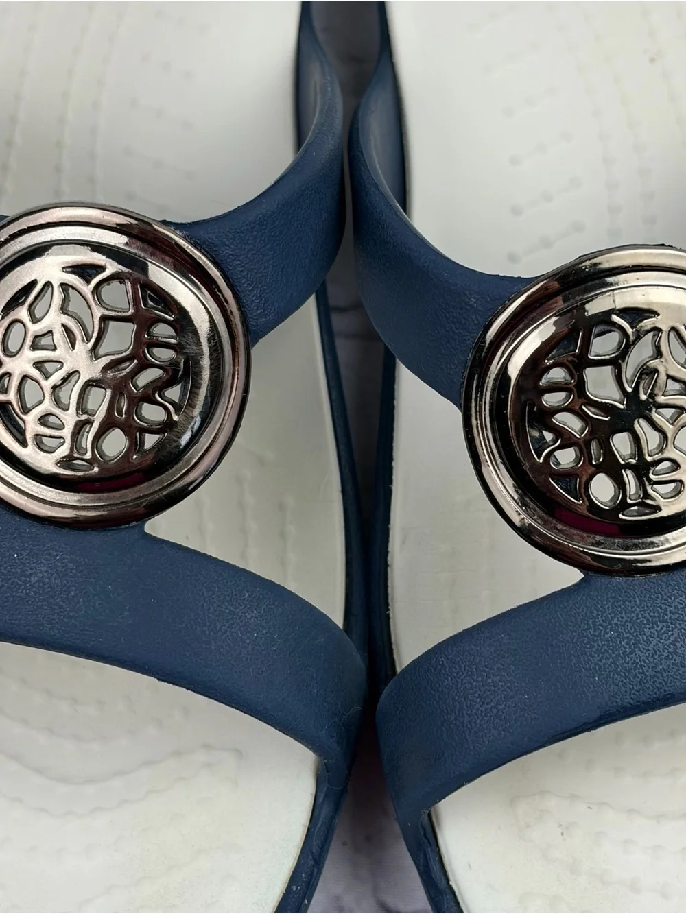 Crocs Sanrah Circle Slide Sandals Women Size 8 Navy Blue Stucco Medallion